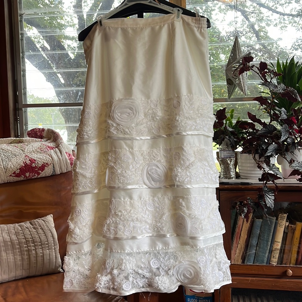 DONNAVINCI  size 22 skirt, lace, embroidery, ribbon, ivory, lots of detail!